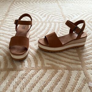 Tom’s brown spring/summer sandals, size 8